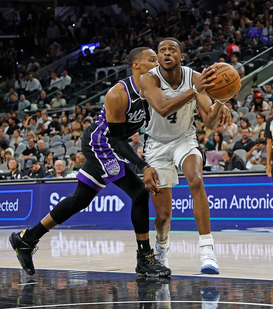 Familiar faces in San Antonio hand Kings their sixth-straight loss