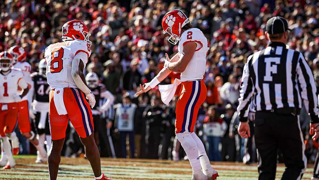 Clemson pulls away from South Carolina late, takes Palmetto Bowl 28-14