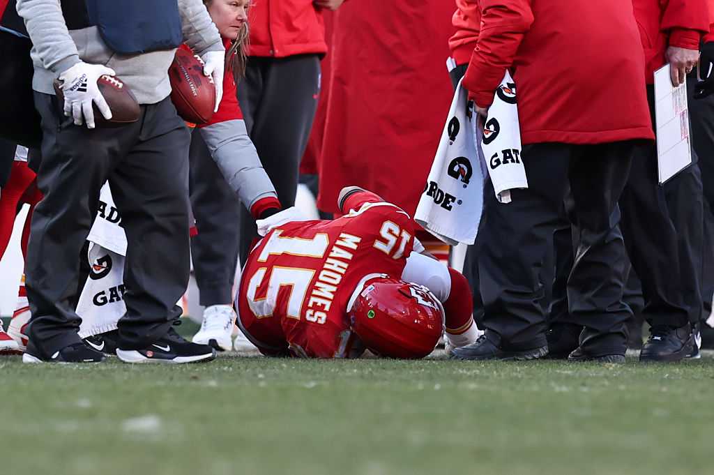 Patrick Mahomes suffers torn ACL in loss to Chargers, Chiefs exploring surgery