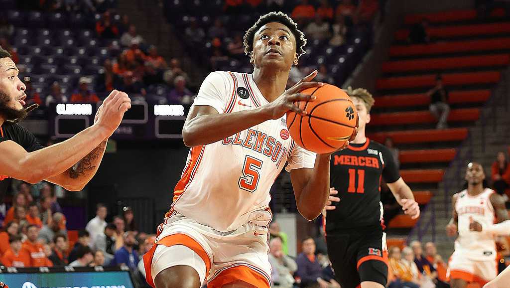 Clemson's Zac Foster retears ACL