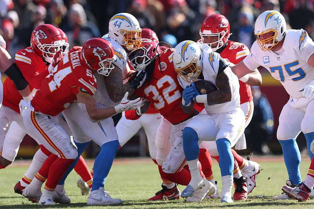 Chiefs eliminated from playoff contention after 16–13 loss to Chargers; Mahomes exits with knee injury