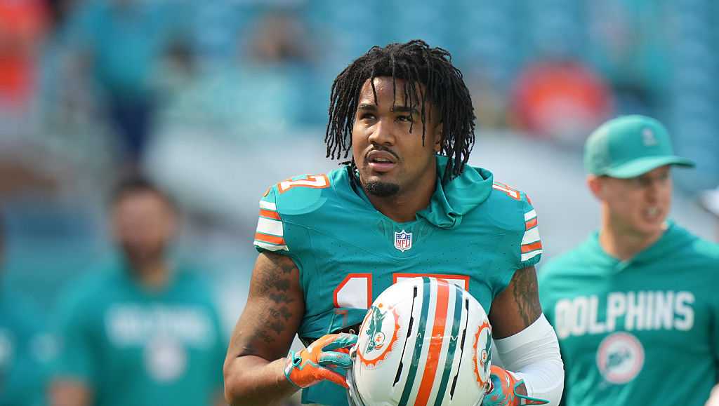 Reports: Miami Dolphins trade wide receiver Jaylen Waddle to Denver Broncos