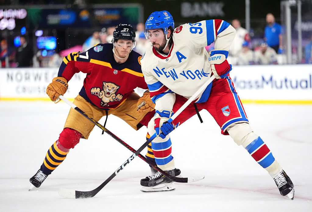 Rangers beat Panthers in first outdoor hockey game in Miami. Mika