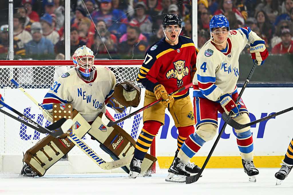 Rangers beat Panthers in first outdoor hockey game in Miami. Mika