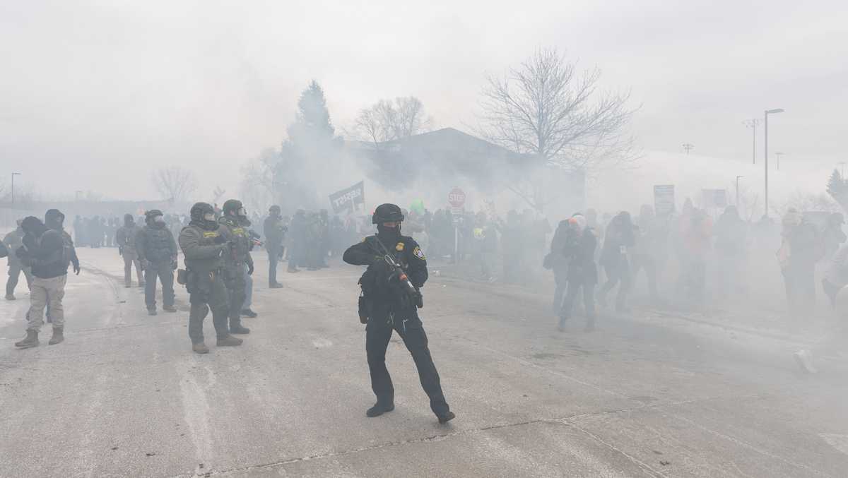 Judge restricts federal officers' use of tear gas during protests in ...