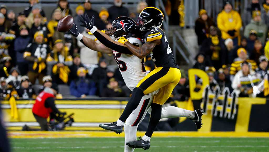 Texans lead Steelers 7-6 at halftime in AFC Wild Card on Monday Night Football