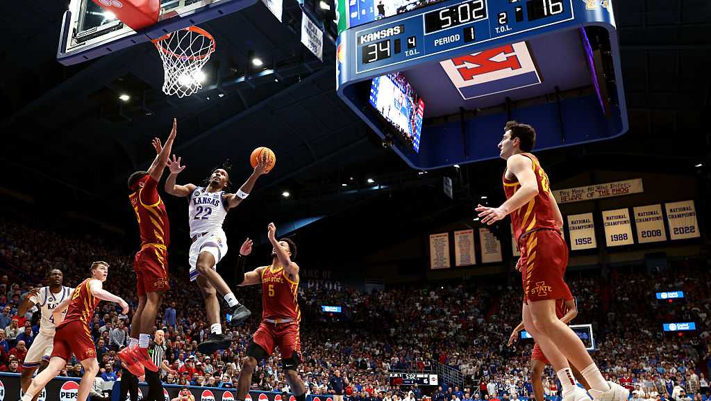 Jayhawks surge past Iowa State, ending Cyclones’ unbeaten run