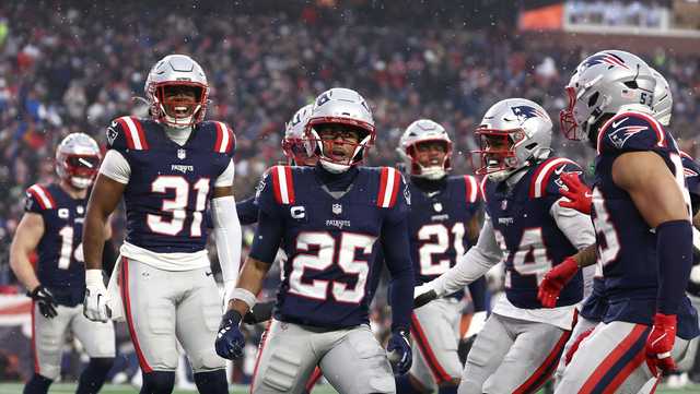 Oddsmakers favor Patriots over Broncos in AFC title game