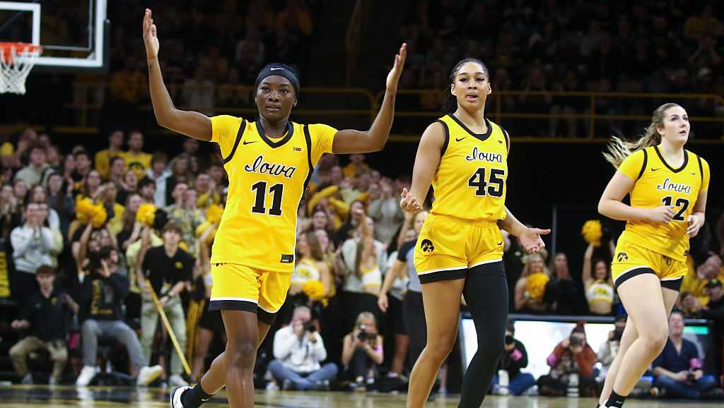 Women's basketball rankings: Iowa continues climb as unbeaten Big Ten start reaches 9 games