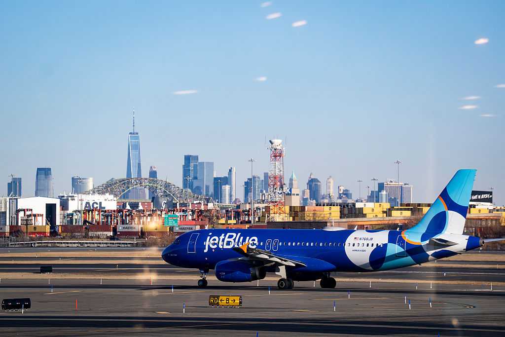 FAA briefly grounds all JetBlue flights after request from airline