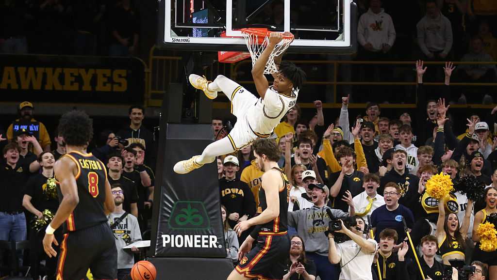 Stirtz’s late free throws lift Iowa past USC 73-72