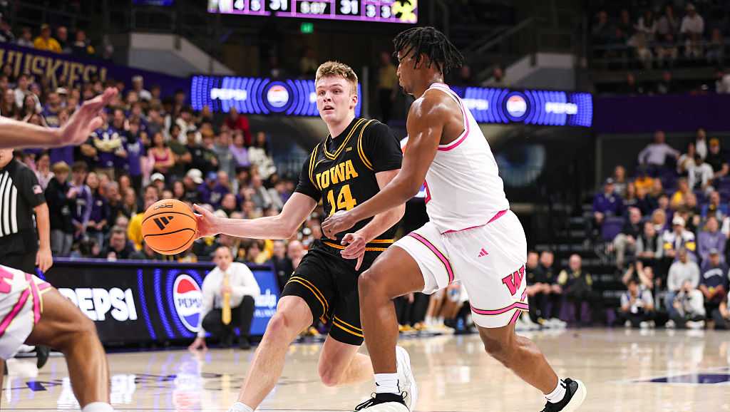 Bennett Stirtz scores 22 as Iowa beats Washington to extend win streak to 5 games