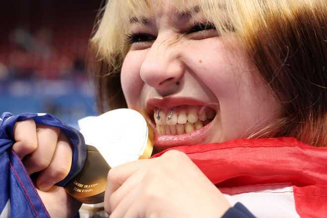 MILÁN, ITALIA - 8 DE FEBRERO: La medallista de oro Alyssa Liu del equipo de Estados Unidos celebra con su medalla luego de la ceremonia de entrega de medallas para el evento por equipos después del evento por equipos de patinaje individual masculino - patinaje libre en el segundo día de los Juegos Olímpicos de Invierno Milano Cortina 2026 en el Milano Ice Skating Arena el 8 de febrero de 2026 en Milán, Italia. (Foto de Jamie Squire/Getty Images)