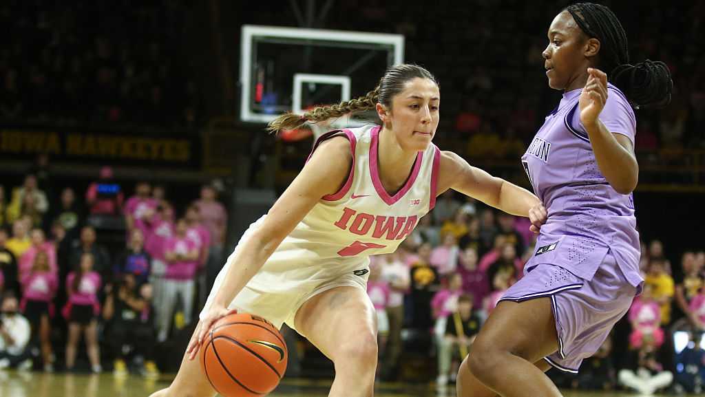 UConn's Auriemma ties VanDerveer for most AP Top 25 appearances; Iowa women up 2 spots