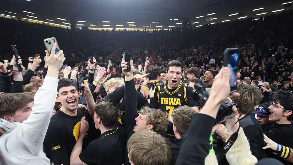 Iowa apologizes after fan confronts Fred Hoiberg postgame