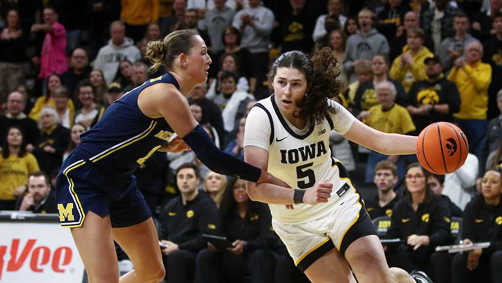 Heiden leads Hawks to senior day win over No. 6 Michigan