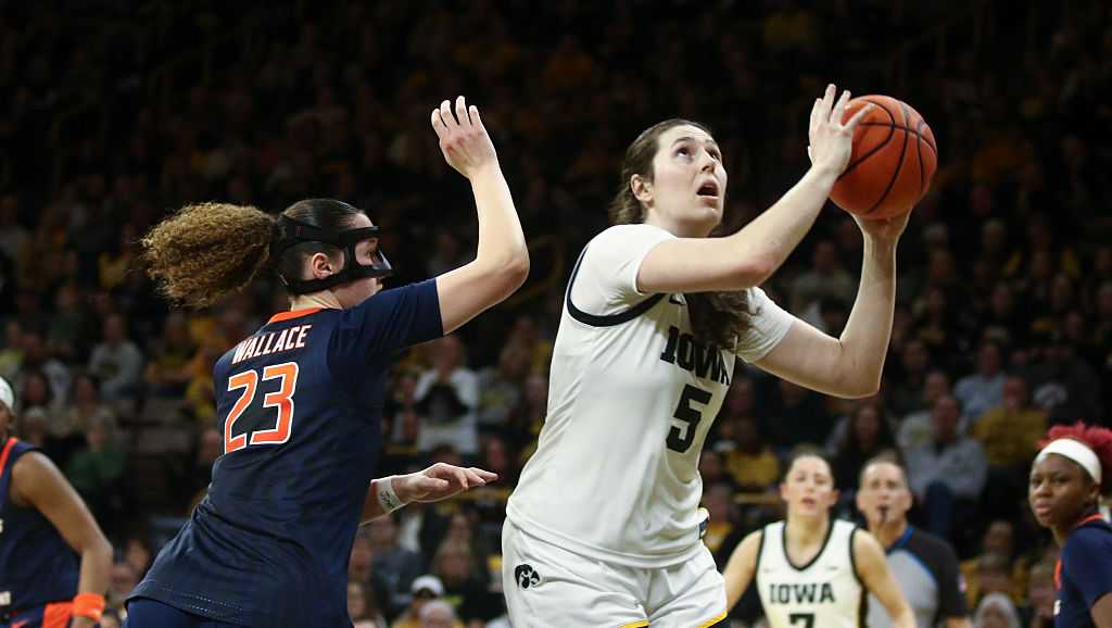 No. 9 Iowa rolls past Wisconsin, earns No. 2 seed in Big Ten Tournament