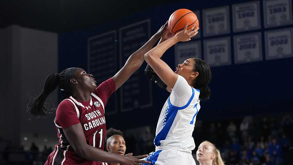 No. 3 Gamecocks wrap up regular season with ranked road win