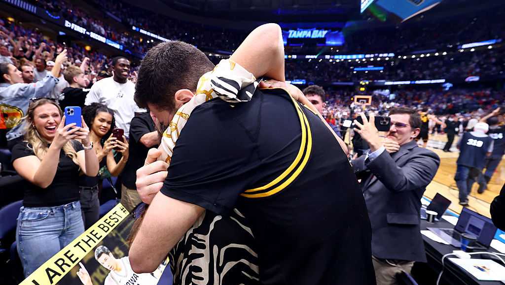 VIDEO: Iowa's Alvaro Folgueiras embraces mom after hitting game-winning 3