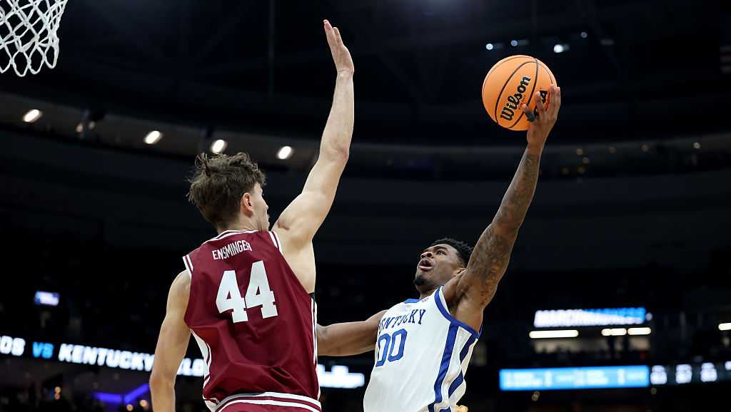 Kentucky holds off Santa Clara in OT, moving on to round two