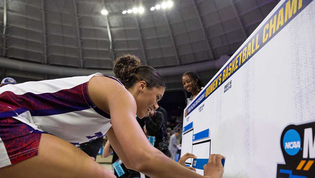 1 perfect women's March Madness bracket left going into Sweet 16