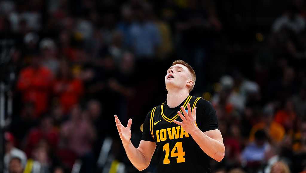 Illinois halts historic Iowa postseason run in Elite Eight