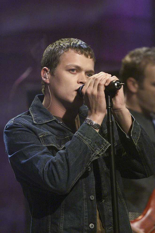 THE TONIGHT SHOW WITH JAY LENO -- Episode 1930 -- Pictured: Brad Arnold of musical guest 3 Doors Down performs on October 27, 2000 -- (Photo by: Paul Drinkwater/NBCU Photo Bank/NBCUniversal via Getty Images via Getty Images)