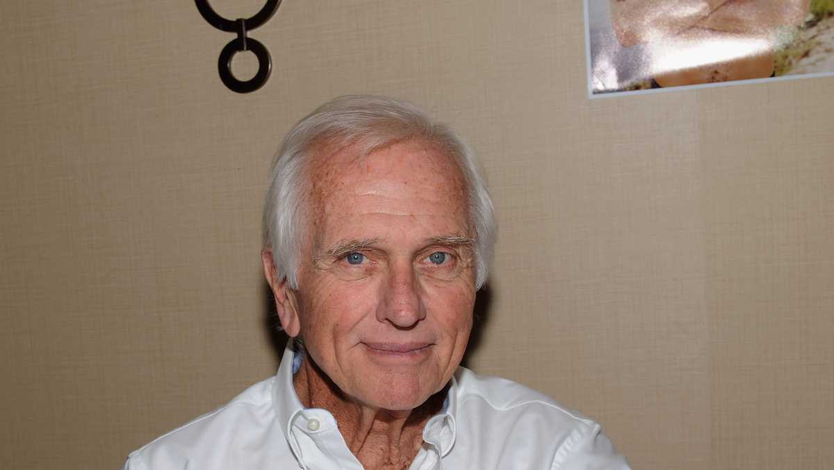 Ron Ely, Tarzan Star and Mentor, Dies at 86