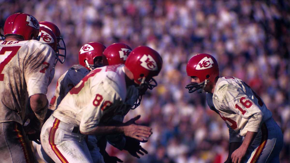 KANSAS CITY CHIEFS QUARTERBACK JOE MONTANA PREPARES TO UNLOAD A PASS  News Photo - Getty Images