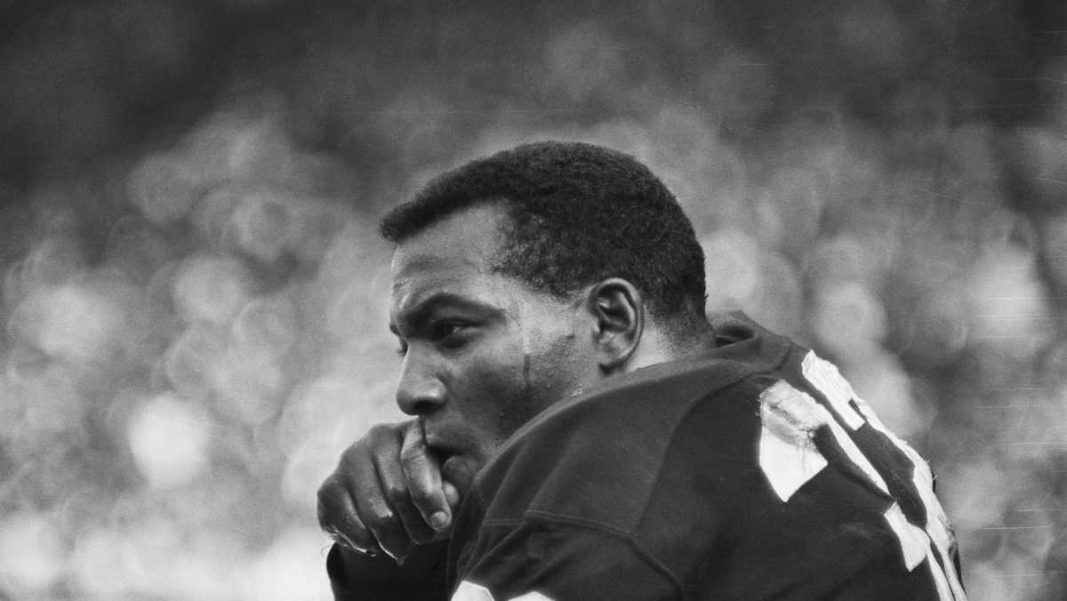 DETERMINED JIM BROWN CLEVELAND BROWNS LEGEND BREAKS TACKLES IN