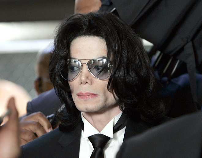 SANTA&#x20;MARIA,&#x20;CA&#x20;-&#x20;JUNE&#x20;13&#x3A;&#x20;&#x20;Michael&#x20;Jackson&#x20;prepares&#x20;to&#x20;enter&#x20;the&#x20;Santa&#x20;Barbara&#x20;County&#x20;Superior&#x20;Court&#x20;to&#x20;hear&#x20;the&#x20;verdict&#x20;read&#x20;in&#x20;his&#x20;child&#x20;molestation&#x20;case&#x20;June&#x20;13,&#x20;2005&#x20;in&#x20;Santa&#x20;Maria,&#x20;California.&#x20;After&#x20;seven&#x20;days&#x20;of&#x20;deliberation&#x20;the&#x20;jury&#x20;has&#x20;reached&#x20;a&#x20;not&#x20;guilty&#x20;verdict&#x20;on&#x20;all&#x20;10&#x20;counts&#x20;in&#x20;the&#x20;trial&#x20;against&#x20;Michael&#x20;Jackson.&#x20;Jackson&#x20;was&#x20;charged&#x20;in&#x20;a&#x20;10-count&#x20;indictment&#x20;with&#x20;molesting&#x20;a&#x20;boy,&#x20;plying&#x20;him&#x20;with&#x20;liquor&#x20;and&#x20;conspiring&#x20;to&#x20;commit&#x20;child&#x20;abduction,&#x20;false&#x20;imprisonment&#x20;and&#x20;extortion.&#x20;He&#x20;pleaded&#x20;innocent.&#x20;&#x20;&#x28;Photo&#x20;by&#x20;Kevork&#x20;Djansezian-Pool&#x2F;Getty&#x20;Images&#x29;