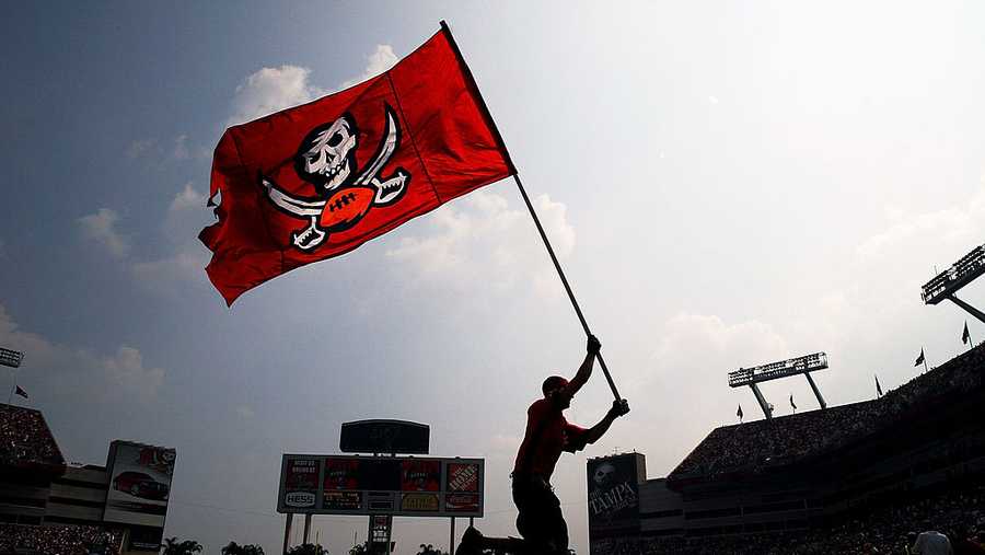 TAMPA, FL - SEPTEMBER 18: Flags are run across the end-zone after a field goal by the Tampa Bay Buccaneers against the Buffalo Bills on September 18, 2005 at Raymond James Stadium in Tampa, Florida. The Buccaneers defeated the Bills 19-3.  (Photo by Doug Benc/Getty Images)