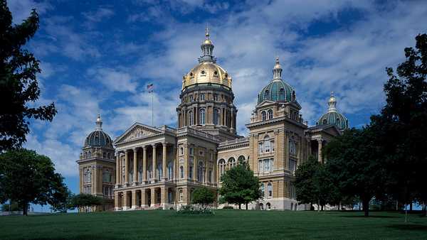 UNITED STATES - AUGUST 28:  Capitol building, Des Moines, Iowa (Photo by Carol M. Highsmith/Buyenlarge/Getty Images)