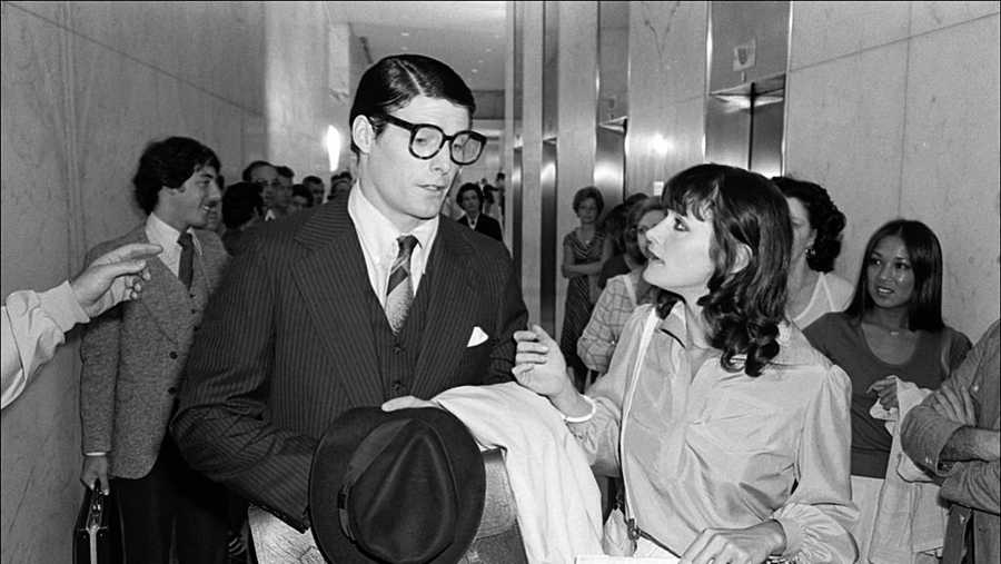 Actors Christopher Reeve and Margot Kidder filming a scene from 'Superman' at the Daily News Building (on E 42nd Street), New York, New York, July 7, 1977. (Photo by Allan Tannenbaum/Getty Image)