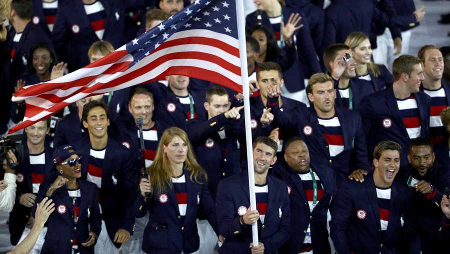 RIO DE JANEIRO, BRAZIL - AUGUST 05:  Flag bearer Michael Phelps of the United States leads the U.S. Olympic Team during the Opening Ceremony of the Rio 2016 Olympic Games at Maracana Stadium on August 5, 2016 in Rio de Janeiro, Brazil.  (Photo by Paul Gilham/Getty Images)