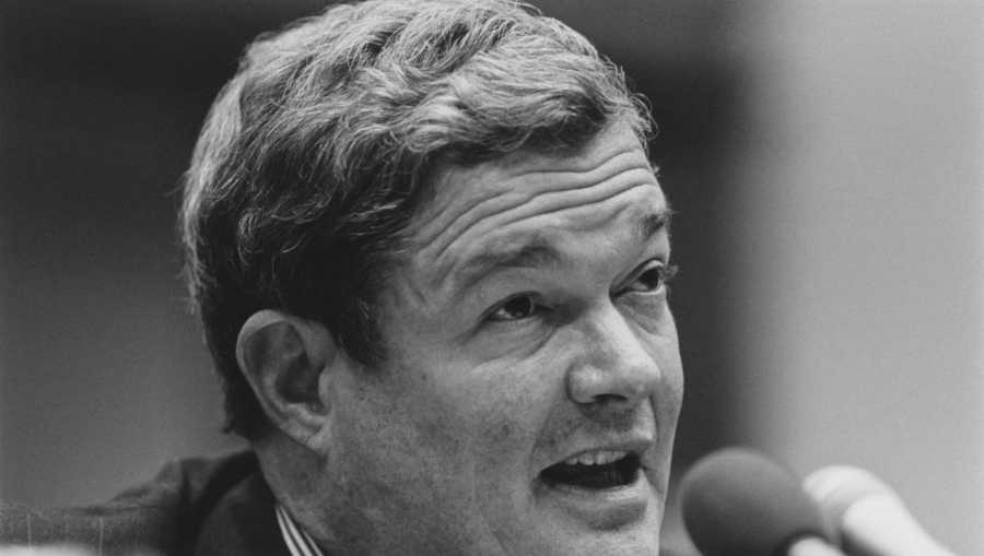 Sen. Kit Bond, R-Mo., testifies in front of House Government Opposition Committee, on Oct. 28, 1993. (Photo by Laura Patterson/CQ Roll Call via Getty Images)