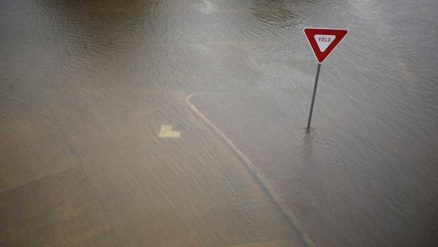A yield sign stands in floodwaters left behind by a hurricane in Dickinson, Texas, U.S. Photographer: Luke Sharrett/Bloomberg