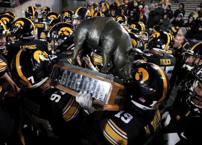IOWA&#x20;CITY,&#x20;IOWA-&#x20;OCTOBER&#x20;28&#x3A;&#x20;&#x20;Defensive&#x20;back&#x20;Miles&#x20;Taylor&#x20;&#x23;19&#x20;and&#x20;long&#x20;snapper&#x20;Tyler&#x20;Kluver&#x20;&#x23;97&#x20;of&#x20;the&#x20;Iowa&#x20;Hawkeyes&#x20;carry&#x20;the&#x20;Floyd&#x20;of&#x20;Rosedale&#x20;trophy&#x20;off&#x20;the&#x20;field&#x20;after&#x20;defeating&#x20;the&#x20;Minnesota&#x20;Golden&#x20;Gophers&#x20;on&#x20;October&#x20;28,&#x20;2017&#x20;at&#x20;Kinnick&#x20;Stadium&#x20;in&#x20;Iowa&#x20;City,&#x20;Iowa.&#x20;&#x20;&#x28;Photo&#x20;by&#x20;Matthew&#x20;Holst&#x2F;Getty&#x20;Images&#x29;