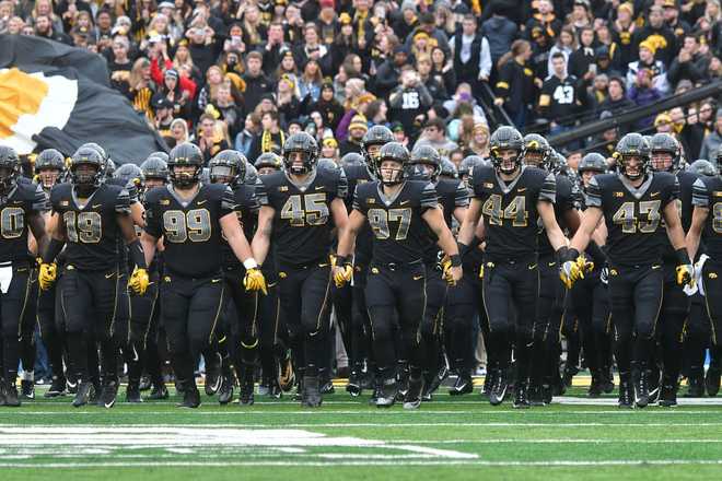 LOOK: Iowa Wearing Gold Jerseys Vs Minnesota - Go Iowa Awesome