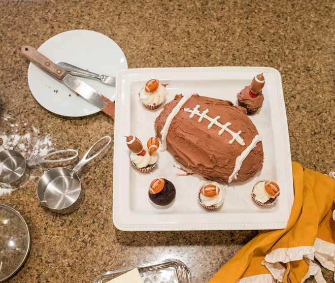 Football in the form of football & # x20; Cake & # X20; and & # x20; Cupcakes & # X20; with & # x20; plastic & # x20; Football & # X20; Sur & # x20; Cuisine & # X20; counter & # x20; with & # x20; Cooking & # x20; supplies