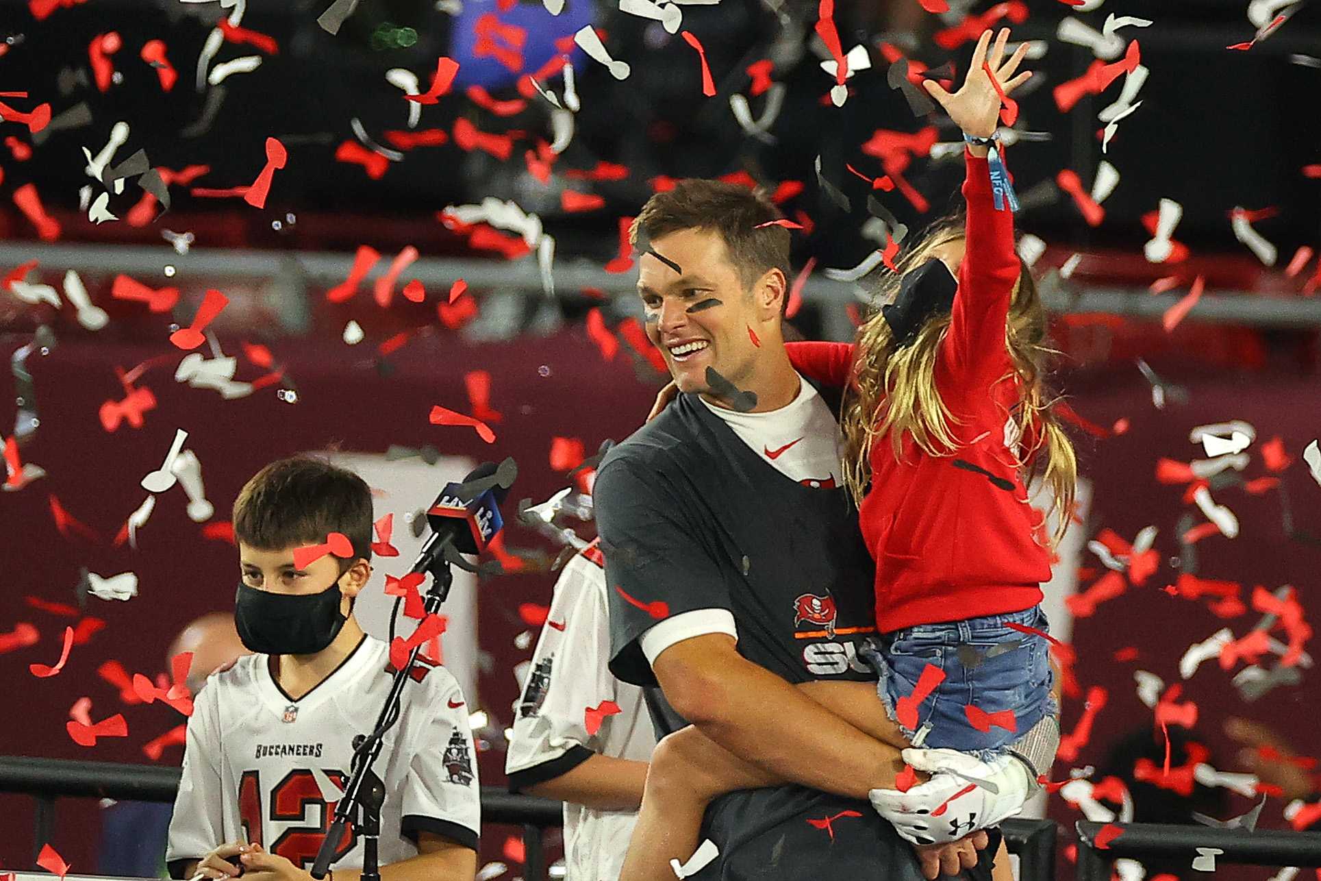 tom brady celebrating super bowl