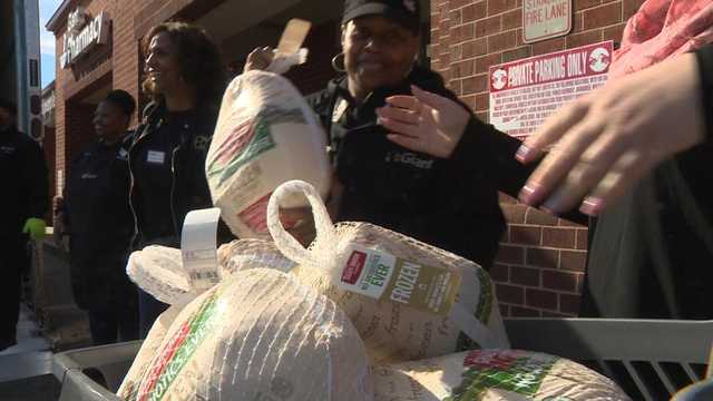 New York Giants Football Players Help Stop & Shop Unload Thanksgiving  Turkeys for Donation