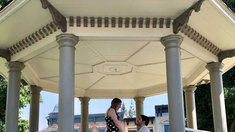 Couple gets engaged under iconic location from "Gilmore Girls" show.