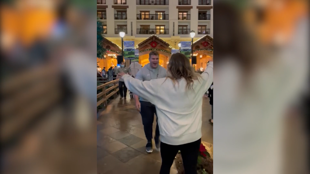 Girlfriend surprises UC's offensive lineman Jake Renfro ahead of Cotton Bowl - Vimarsana News