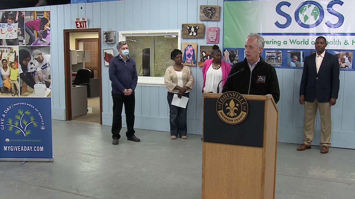 Mayor Fischer kicks off month-long ‘Give a Day’ community service celebration