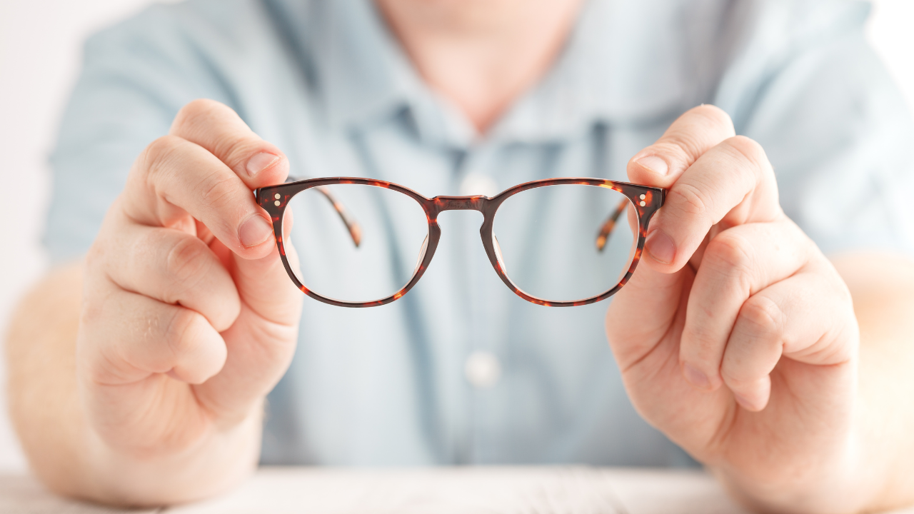 How to use lens cleaning wipes to clean your glasses - Vimarsana News