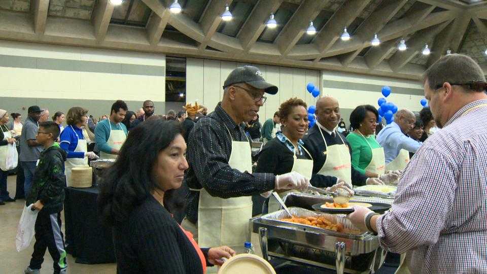 Thousands attend Goodwill Thanksgiving dinner, resource fair