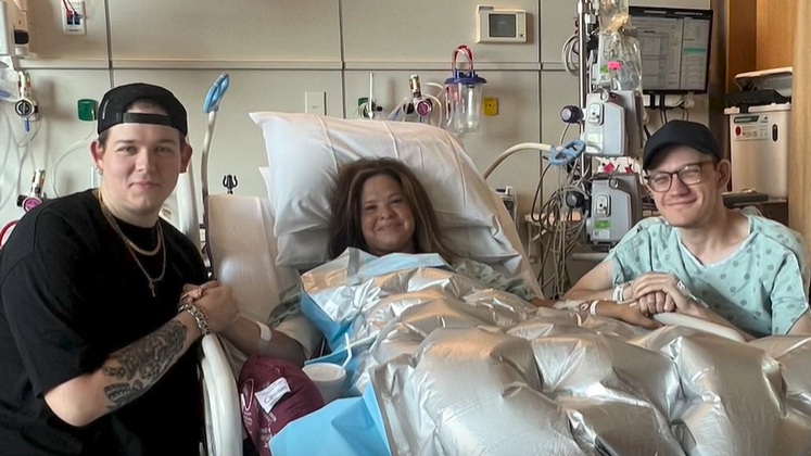 Goshen mom battling kidney disease gets life-changing gift from best friend Goshen mom battling kidney disease gets life-changing gift from best friend