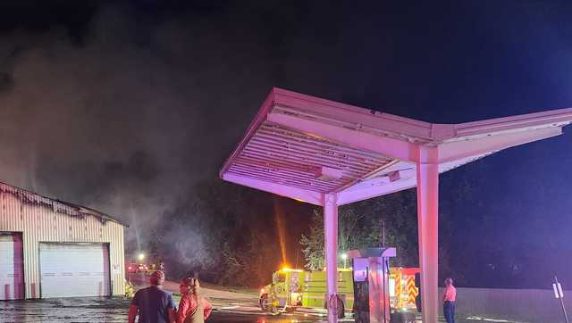 Several crews battle large fire at barn in Gower, Missouri - Vimarsana News