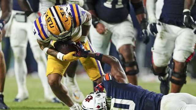 LSU rallies for 4th straight win, 21-17 over Auburn - Vimarsana News